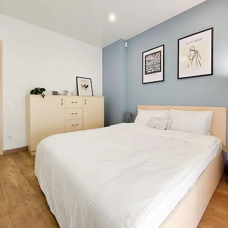 Monro Apartment